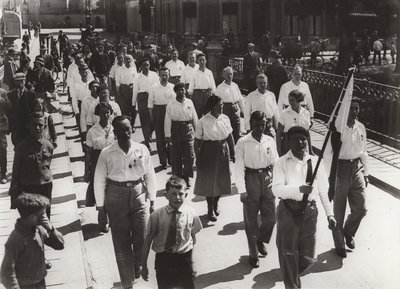 222577 Afbeelding van Excelsior Utrecht W.A. Stichting op stap (?) op de Noorderbrug te Utrecht.